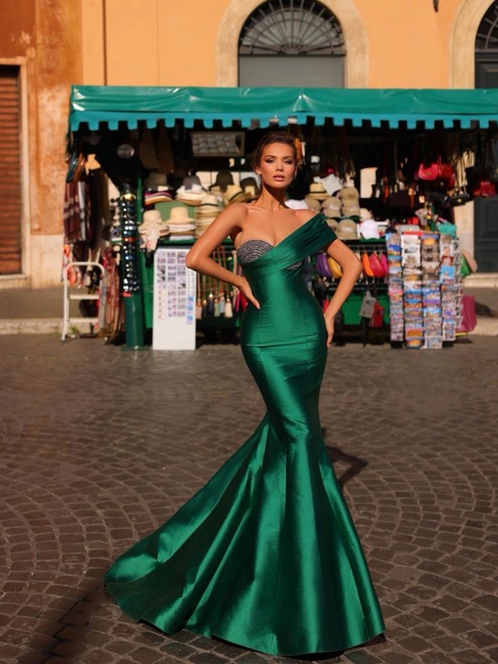 Tarik Ediz Dresses & Skirts - TARIK EDIZ Louisa Gown, a perfect mermaid style in emerald taffeta